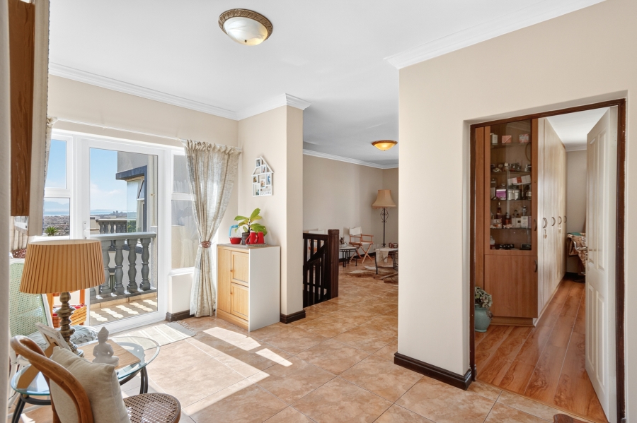 5 Bedroom Property for Sale in Mountainside Western Cape